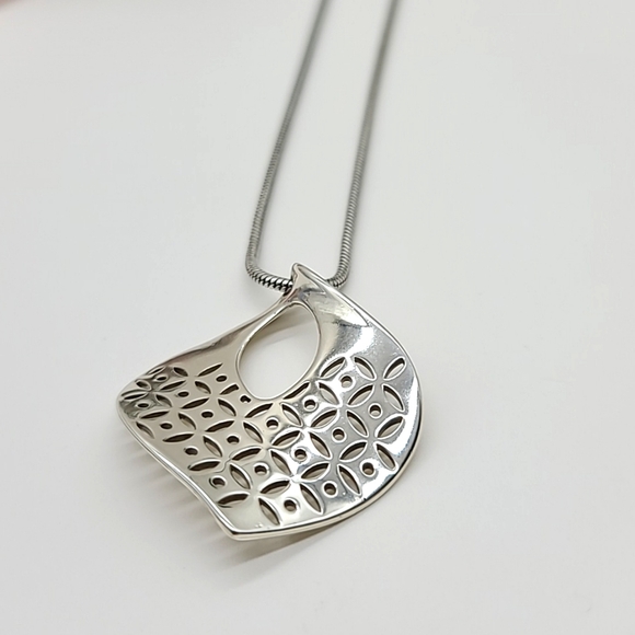 Brighton "GEO TWIRL" Wavd Silver Plated Pendant Neck w Cut-Out Patterned Detail! - Picture 4 of 11